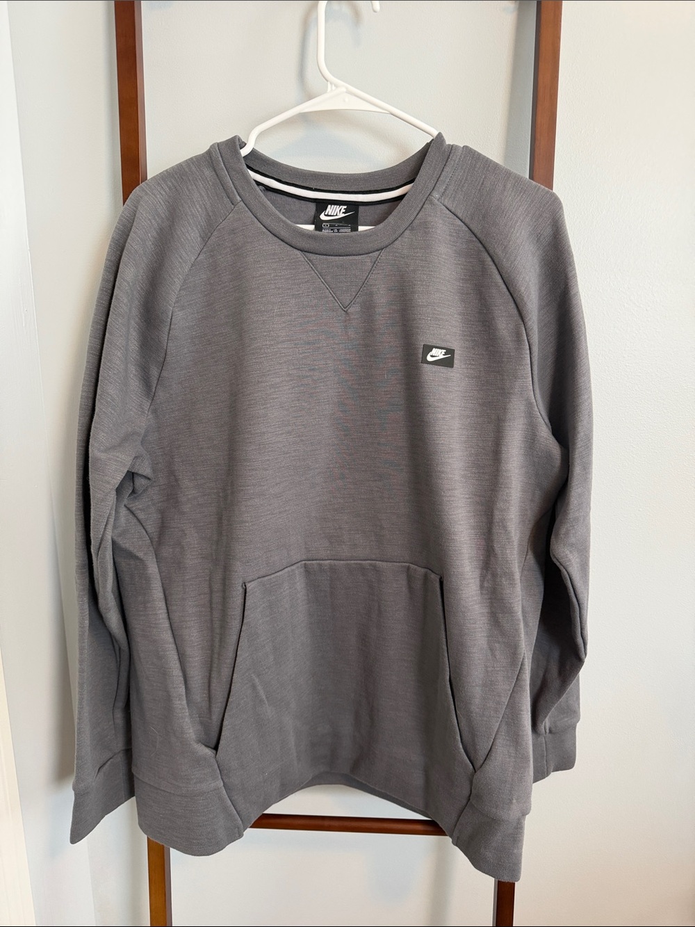 Nike Men's Gray Crewneck Sweatshirt with Logo Patch